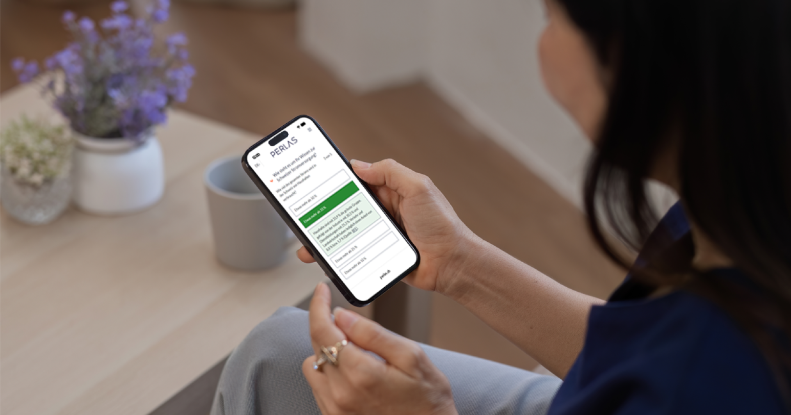 Eine Person sitzt an einem Tisch und hält ein Smartphone in der Hand, auf dem ein digitales Mietvertragsformular auf der eRental-Website angezeigt wird. Auf dem Tisch daneben stehen eine weiße Tasse und eine Vase mit lila Blumen.